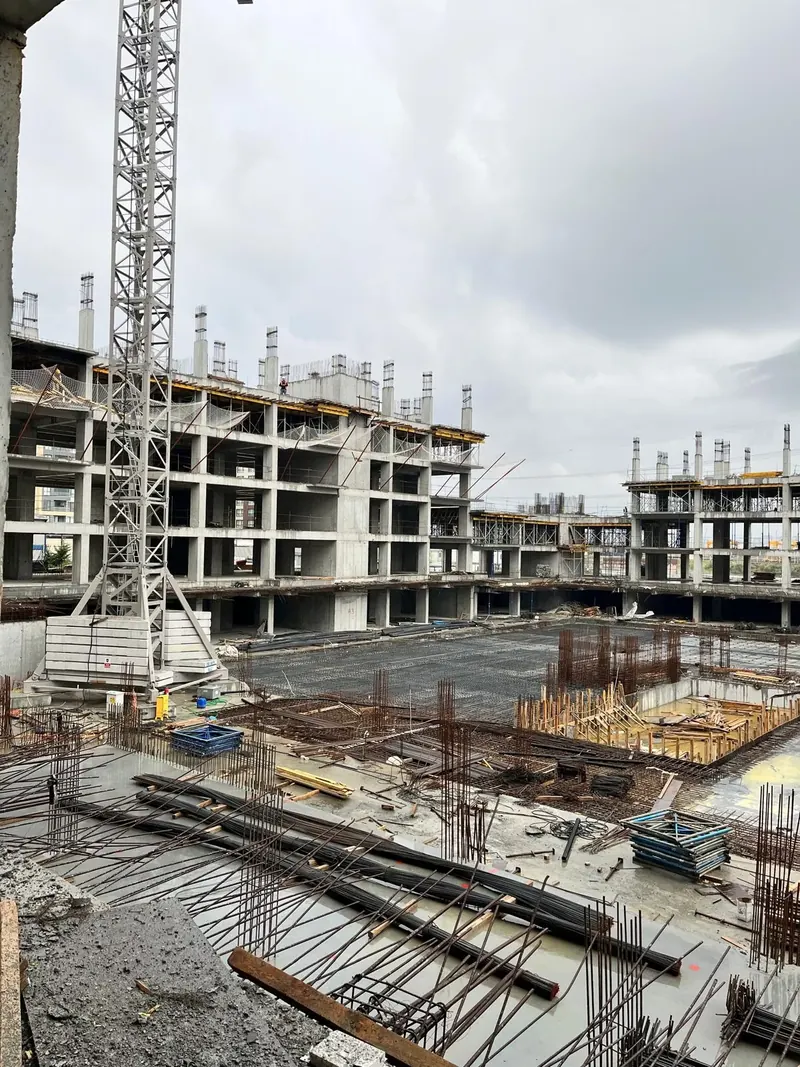 FUZUL Avrasya 3 şantiyesi: kule vinç, betonarme karkas bloklar ve temel donatıları