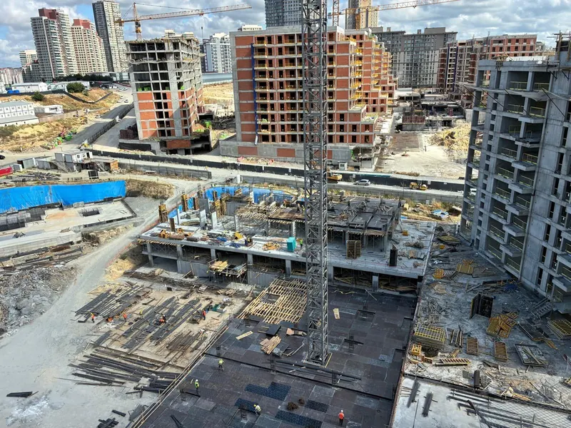 FUZUL Avrasya Cadde şantiyesi: kule vinç, karkas bloklar ve döşeme donatıları